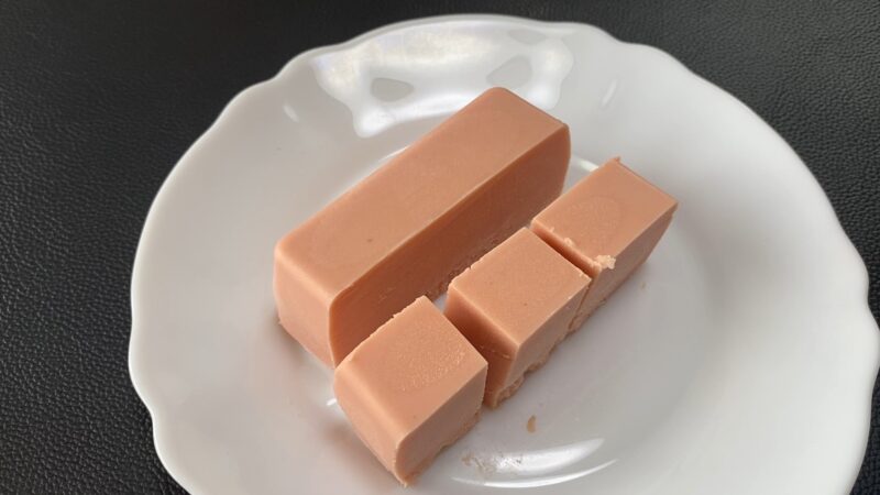 解凍後のストロベリーチーズケーキを棒状と角切りにカットして皿に並べた