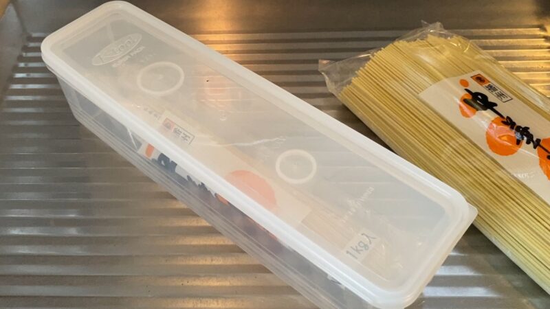透明な保存容器に入った「播州 中華そば(1kg)」と、未開封の同商品がシンク上に置かれている