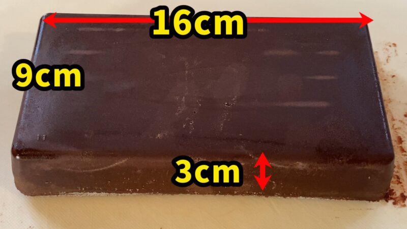 凍った状態のリッチショコラケーキ。サイズは約16×9×3cm。