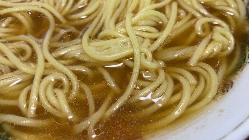 しょうゆベースのスープに入った中華そば。つるりとしたストレート麺がスープをまとっている