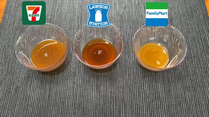 食べ終えたあとのスープを並べて色味を比較した写真。タレの濃さや透明感の違いが視覚的に伝わる。