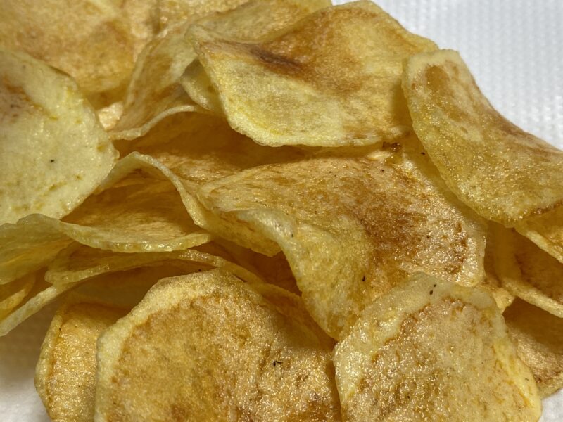 自作のポテトチップスのアップ。綺麗に揚がっている