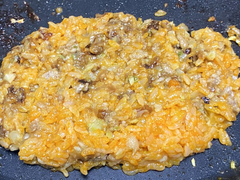 もんじゃ焼き風に仕上げたチキンライスの全体写真(ホットプレート調理)