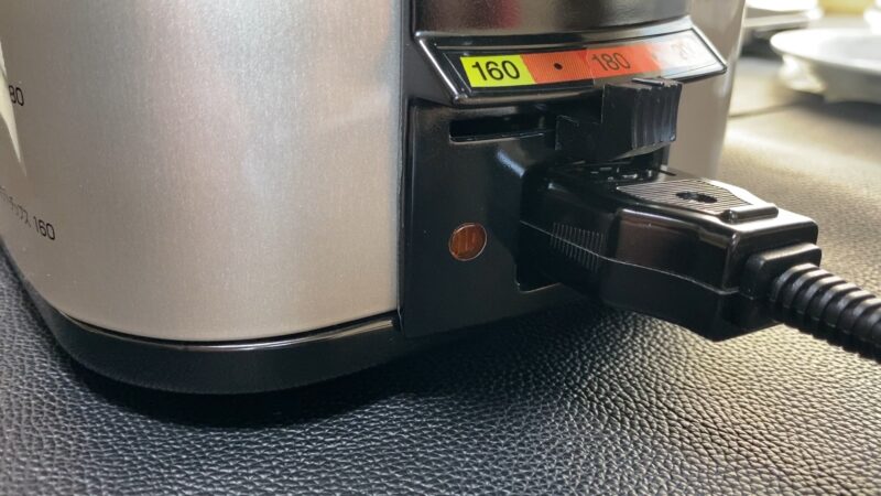 象印の電気フライヤー「あげあげ」のマグネットケーブルを接続する