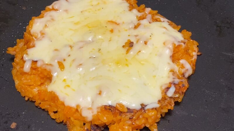 チキンライスにチーズを乗せて焼いたアレンジ料理の全体写真