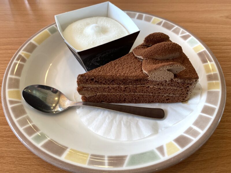 サイゼリヤのチョコレートケーキ&ミルクジェラート。単品のチョコレートケーキとミルクジェラートがセットになってお得に