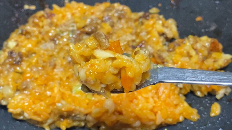 野菜とソースが絡んだ、もんじゃ風チキンライスのアップ写真