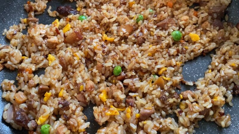 煮豚を加えて炒めたチャーハン。全体が濃い茶色になり、肉の存在感が大きく、食欲をそそる見た目