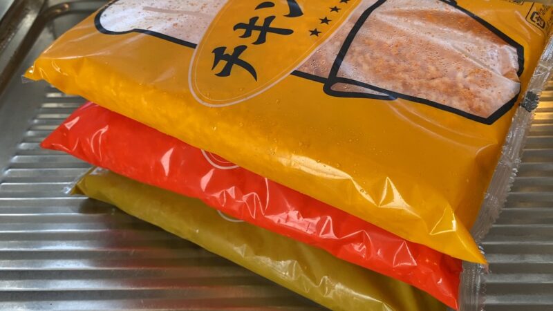 1キロのコメ袋3つ重ね・シンクの上