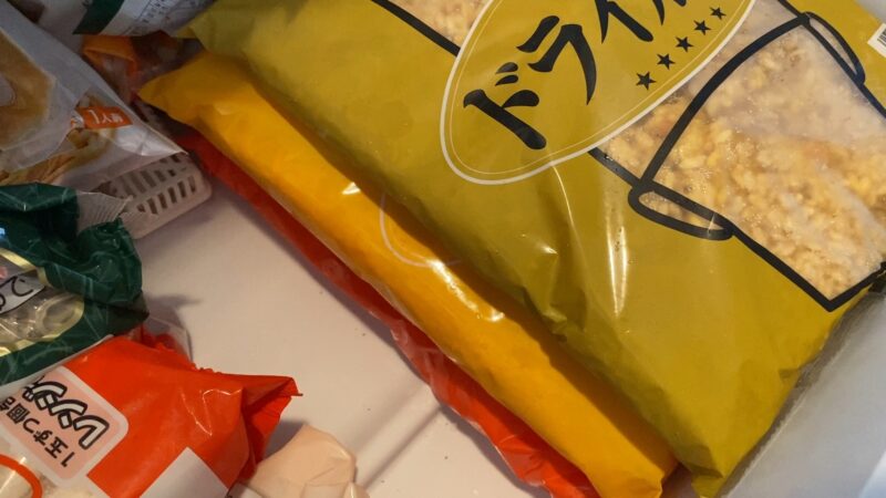 冷凍庫に収納・1キロの冷凍食品が3つ見える