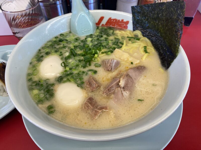 山岡家のプレミアム塩豚骨ラーメンに、クーポンの無料トッピングが乗っている