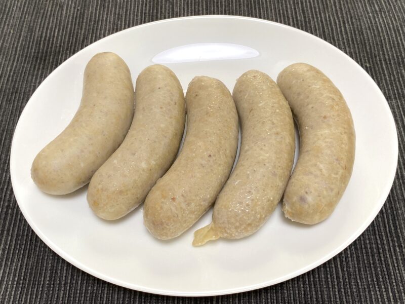 ボイルして火を通した業務スーパー「こだわり生フランク」を皿に並べた様子