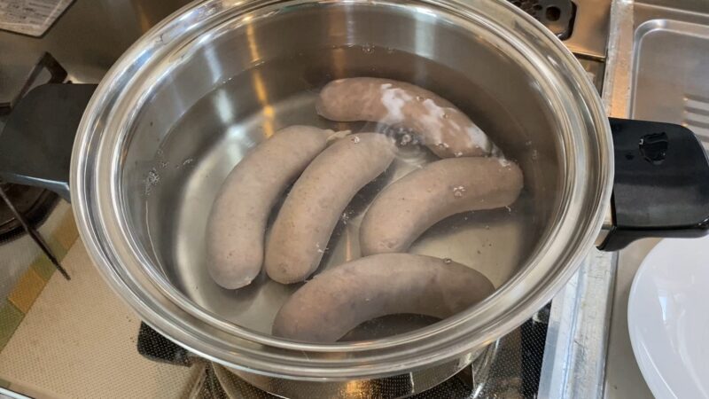 鍋でお湯に入れてボイル中の「こだわり生フランク」
