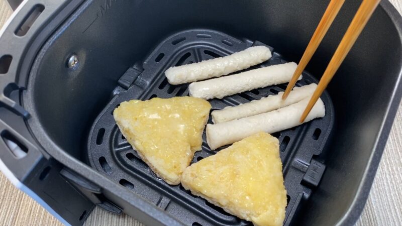 ノンフライヤーの中に並べられた調理前のチーズポテト＆もちもちチーズフライ