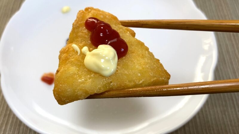 ノンフライヤーで調理したチーズポテトにケチャップとマヨネーズをトッピング。箸で持ち上げられ、アレンジ感が伝わる。