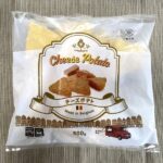 務スーパーの冷凍食品「チーズポテト」のパッケージ。白を基調にした袋に三角形のポテトの写真とゴールドのロゴがデザインされている。