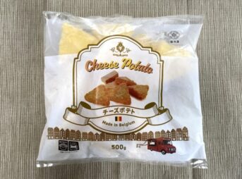 務スーパーの冷凍食品「チーズポテト」のパッケージ。白を基調にした袋に三角形のポテトの写真とゴールドのロゴがデザインされている。