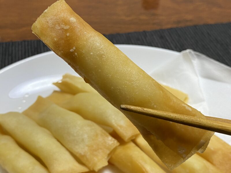 箸で持ち上げた業務スーパーのチーズ＆ポテトスティック