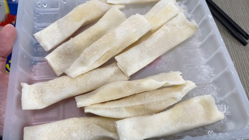 トレーに並んだ冷凍状態のチーズ＆ポテトスティック