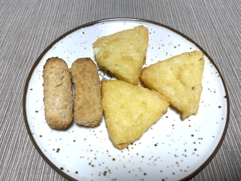 ブントースターで調理した業務スーパーのチーズポテト。三角形のポテトとチーズフライが皿に盛られている。