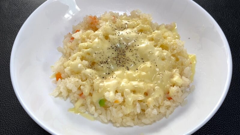 チーズと黒胡椒をのせて仕上げたエビピラフ