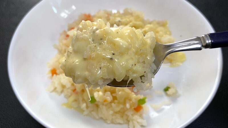 とろけるチーズが絡んだエビピラフをすくったスプーン