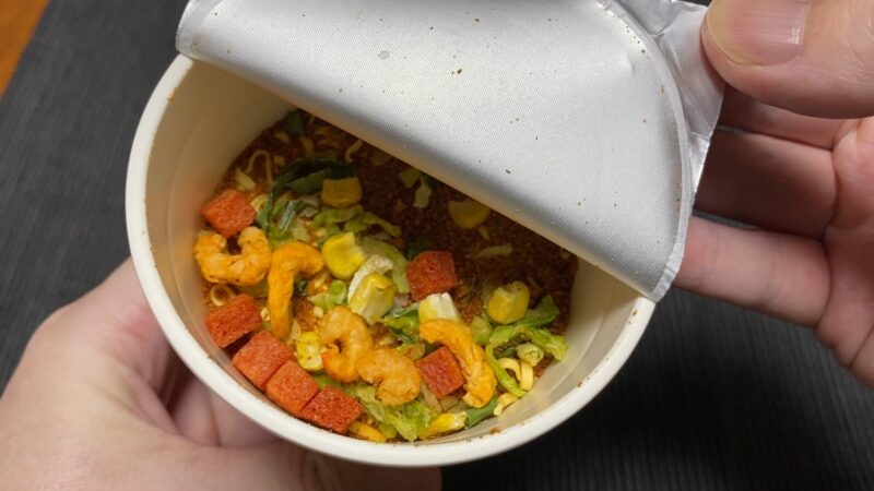 魔改造カップヌードル チリトマト味 開封時の乾燥具材