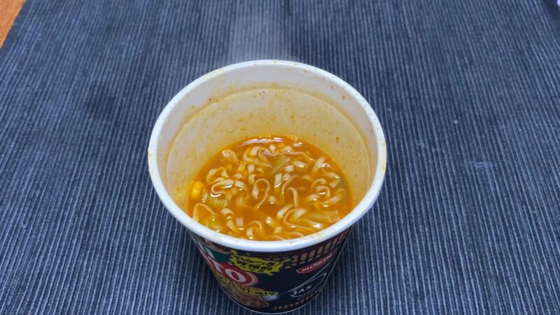 魔改造カップヌードル チリトマト味 食べ進めた後のカップ内の様子