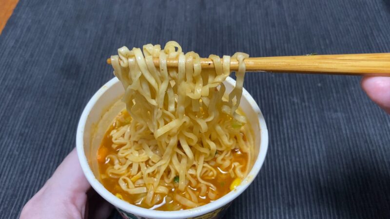 魔改造カップヌードル チリトマト味 箸で麺を持ち上げている様子
