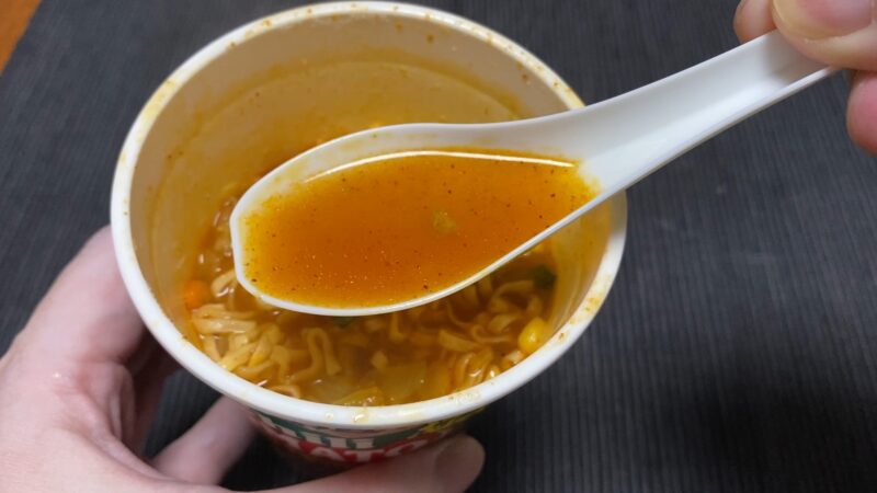 魔改造カップヌードル チリトマト味 スープをレンゲですくった様子