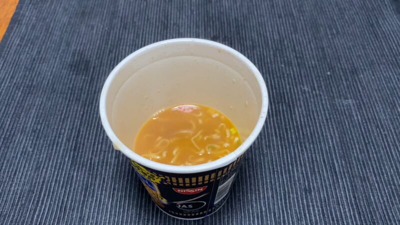 食べ進めてスープが残った魔改造カップヌードル シーフードの容器