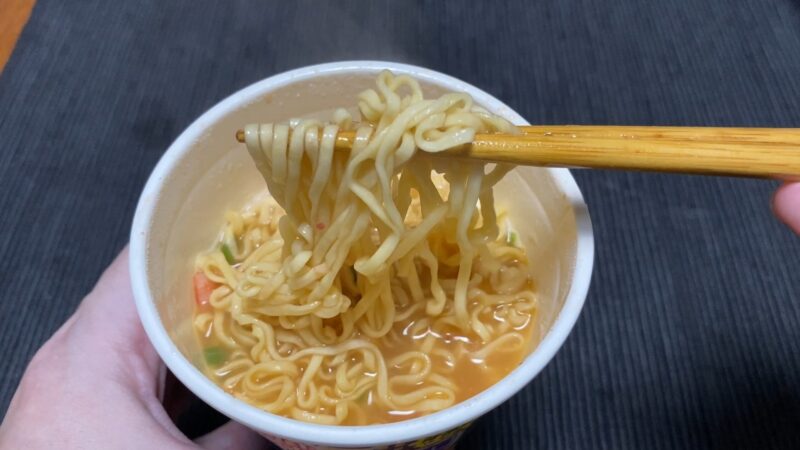 箸で麺を持ち上げた魔改造カップヌードル シーフード