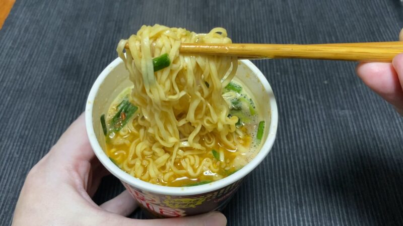 箸で麺を持ち上げた魔改造カップヌードルしょうゆ味の様子