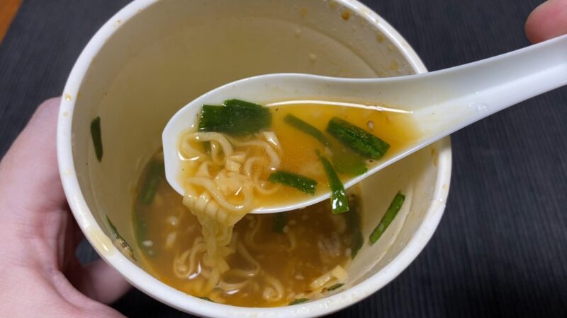 レンゲで麺とスープを一緒にすくった魔改造カップヌードルしょうゆ味