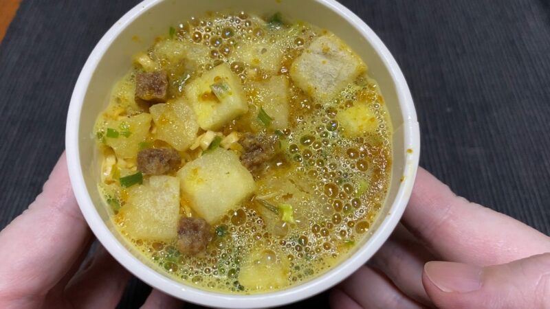 魔改造カップヌードル「ガリマヨカレー味」にお湯を注いだ直後。ポテトや謎肉が浮かんでいる