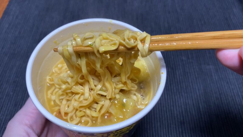 魔改造カップヌードル「ガリマヨカレー味」を箸で持ち上げた麺のアップ写真