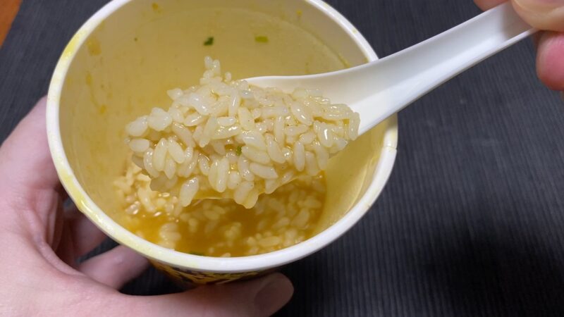 魔改造カップヌードル「ガリマヨカレー味」にご飯を入れてアレンジしたカレーリゾット風の写真