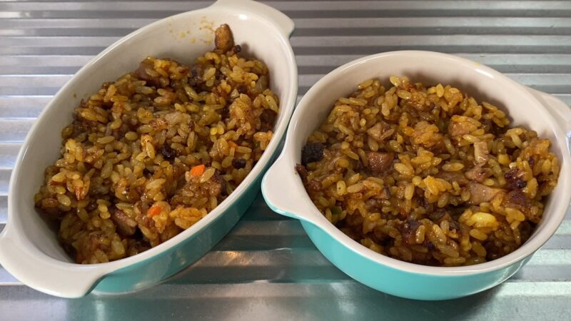 業務スーパーのやわらか煮豚を加えて炒めたドライカレー。ごはん全体に豚の旨味と甘辛タレが絡み、色が濃くなっている。