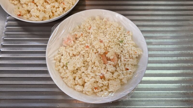 電子レンジ加熱用にラップをかけた冷凍えびピラフ