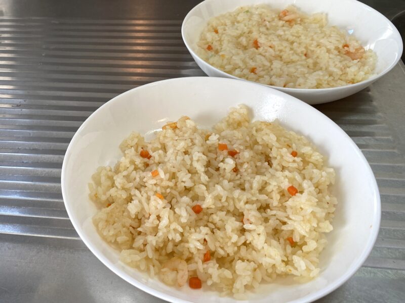 調理後のえびピラフを盛り付けた2皿