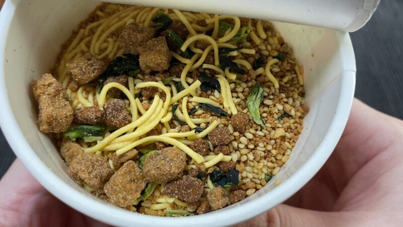 お湯を入れる前のファミマ担々麺、中にゴマやそぼろが見える