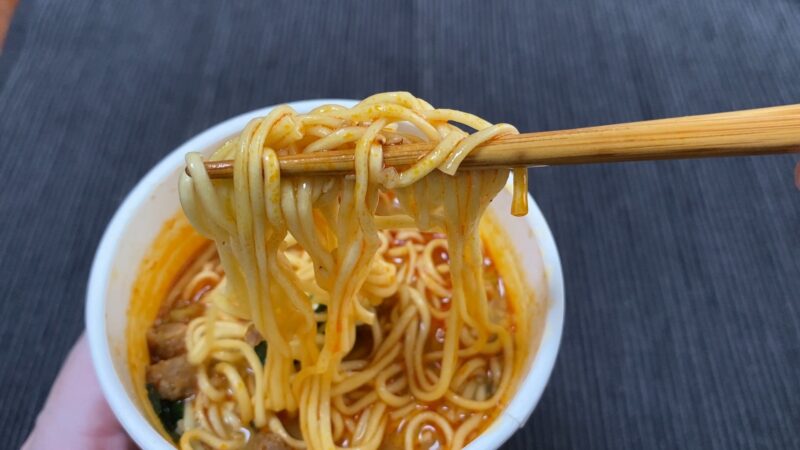 箸で持ち上げたファミマ担々麺の麺