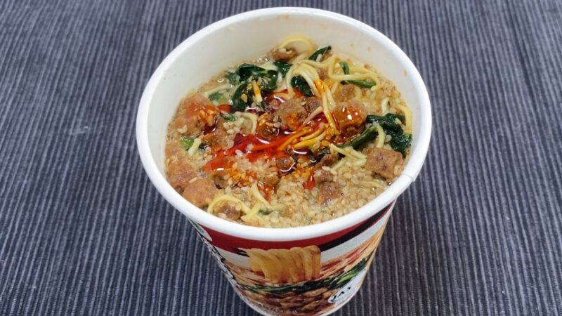 調味油を入れて仕上げたファミマ担々麺、赤いラー油が広がっている