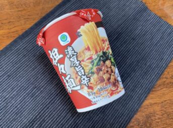 ファミリーマートのカップ麺「濃厚旨辛担々麺」のパッケージ全体