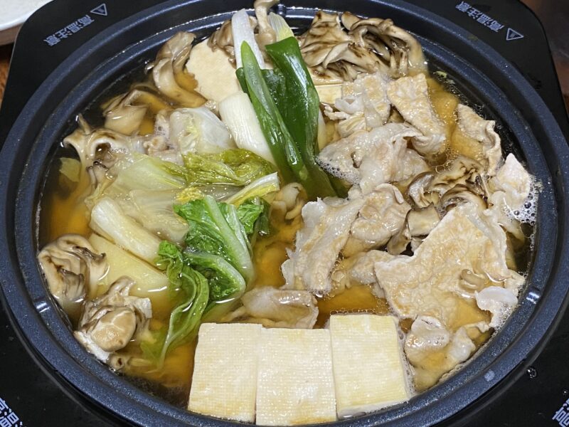 生フランクのゆで汁を活用した野菜と肉入りの鍋料理