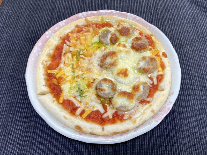 冷凍ピザに生フランクをトッピングして焼き上げたウインナーピザ