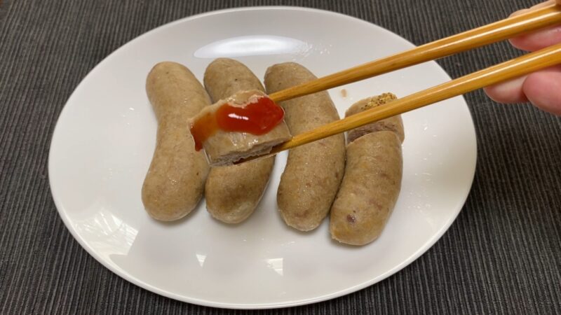 ケチャップをのせた「こだわり生フランク」の断面