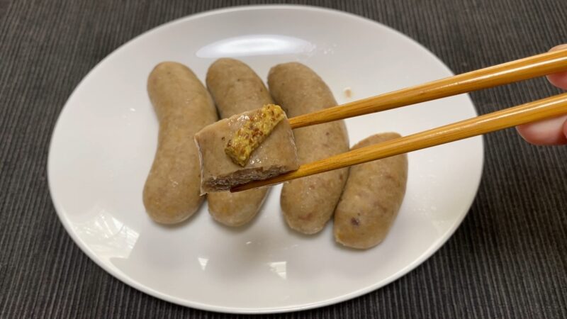 マスタードをのせた「こだわり生フランク」の断面