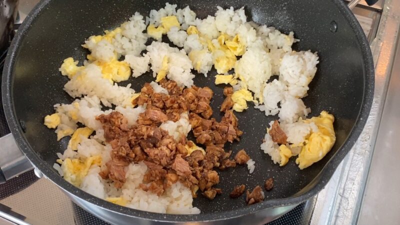 フライパンで炒め途中の煮豚入りチャーハン