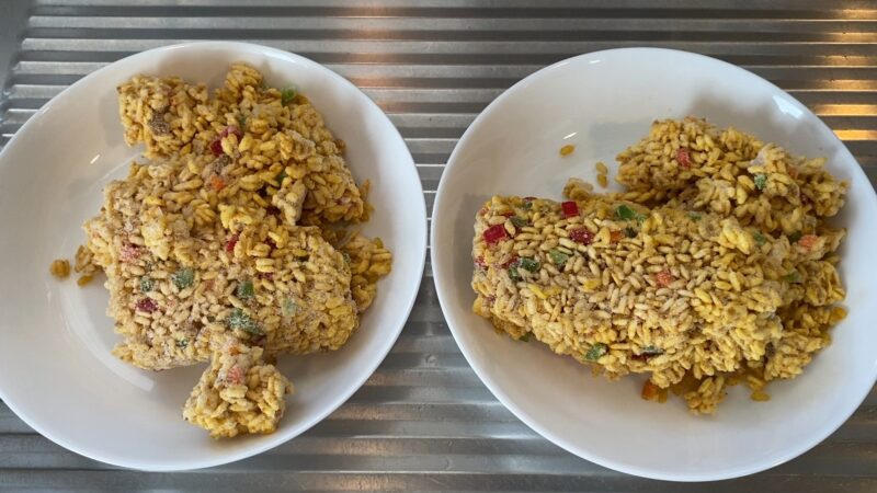 開封直後の冷凍ドライカレー。ごはんがガチガチに固まっており、スプーンなどでほぐす前の状態。